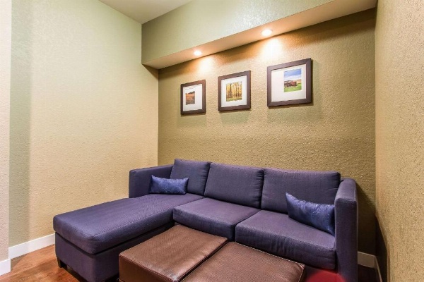 Comfort Suites Mattoon image 17