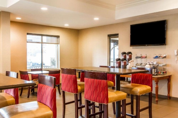 Comfort Suites Mattoon image 28
